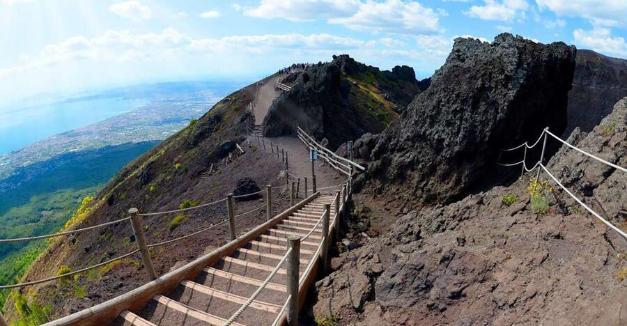 Campania Express Train Pompeii Tour with Vesuvius or Winery - Meeting point and voucher exchange at Circumvesuviana