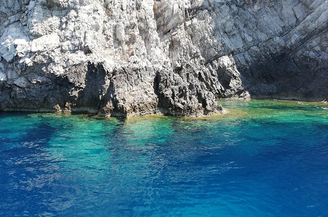 Capri private tour by Typical Gozzo and Taxi cabrio - The 3-hour gozzo cruise: Faraglioni, grottos, and a real swim break
