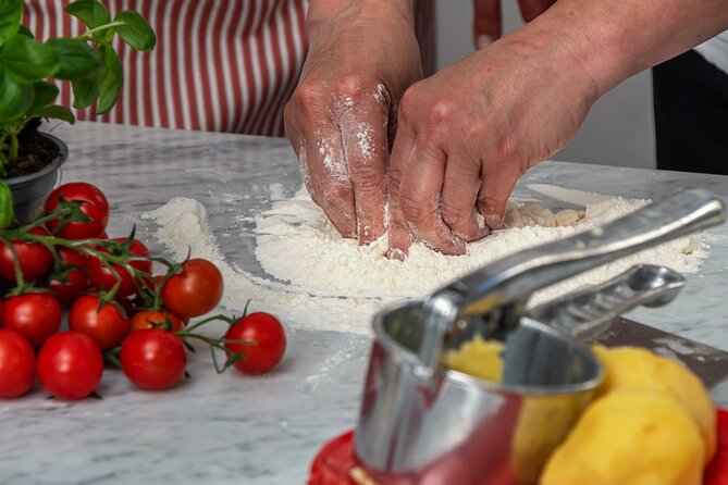 Cooking Class: Your Culinary Love Affair in Sorrento - Drinks and the Meal: Wine, Prosecco, and Limoncello