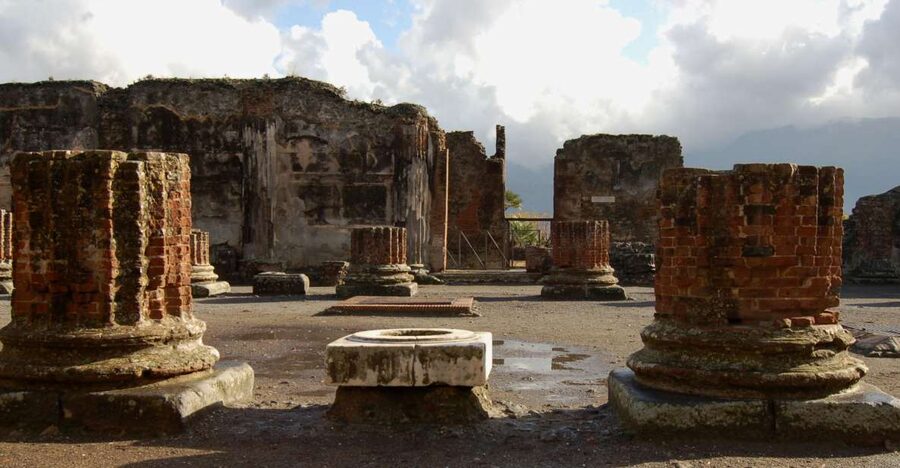 From Sorrento: Herculaneum and Pompeii Group Excursion - The 80-minute lunch break: sit, eat, reset