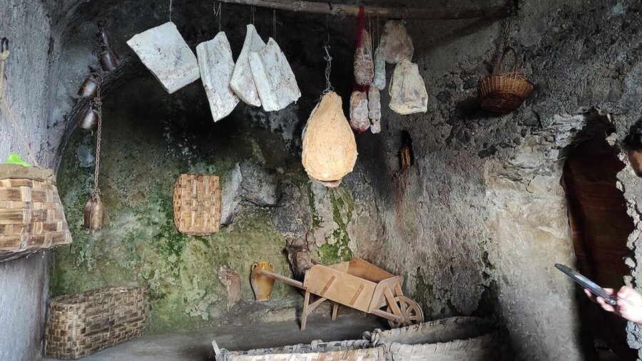 From Sorrento: Path of the Gods Hike with Tasting Stop - What to bring (so you don’t get annoyed halfway up)