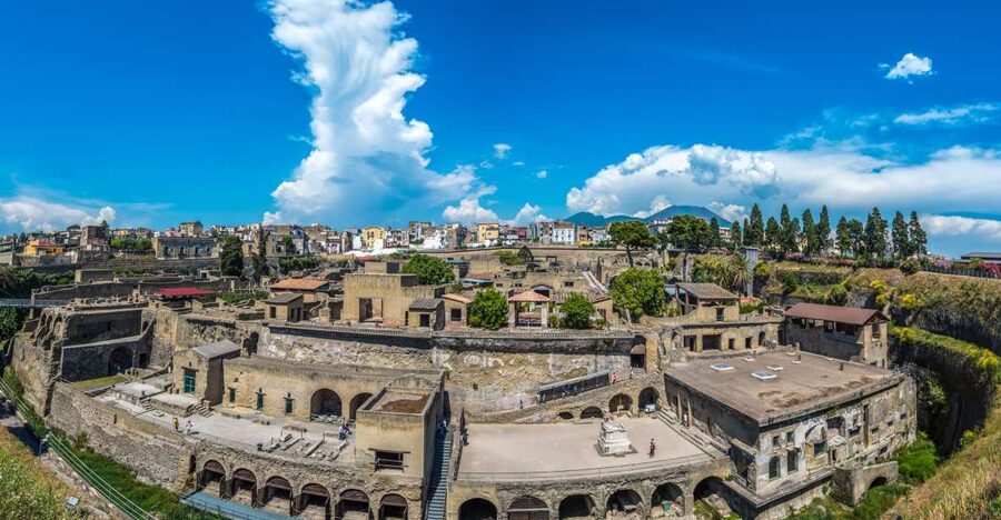 From Sorrento: Pompeii by Train with Vesuvius & Guided Tour - Train to Pompeii: 40 minutes that set the tone