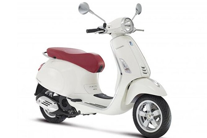 Scooter Rental Vespa Primavera 125cc from Sorrento - The Vespa Primavera 125cc: included gear and what to check first