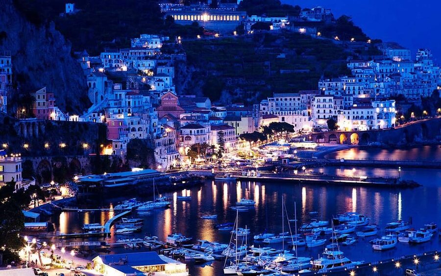 Sorrento by night... with a tasty surprise - Sedil Dominova: the town meeting point stop