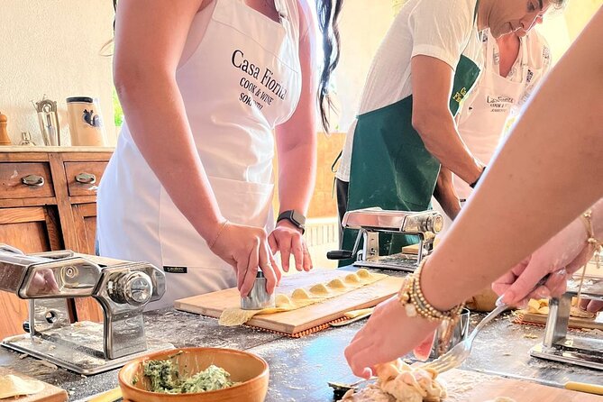 Sorrento : Cooking class & Wine Pairing with Sommelier by the Sea - The welcome: sparkling wine, local cheeses, and olive oil tasting