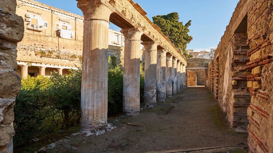 Sorrento: Pompeii & Herculaneum Tour with Skip-the-Line - Coffee time and the shift from preserved houses to massive ruins