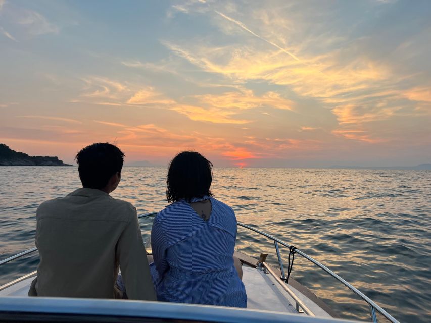 Sorrento: Private Sunset Boat Tour with Music and Aperitif - I Bagni della Regina Giovanna: the postcard moment
