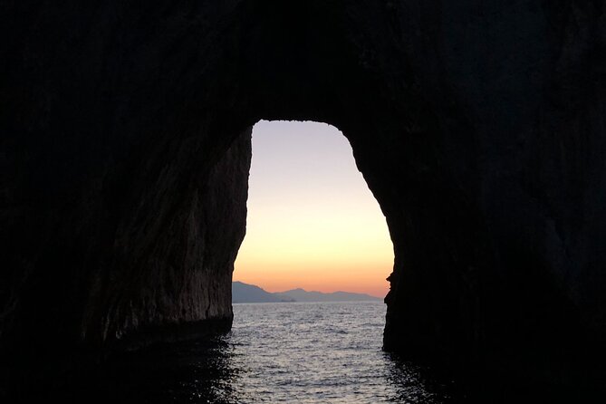 Sunset Sorrento Coast - Onboard snacks, drinks, and champagne: the vibe on the water