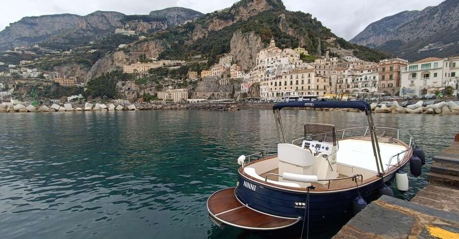 Tour in Barca da Amalfi un Viaggio da Sogno in Amalfi Coast - The route: Amalfi west toward Positano, with caves and beaches in between