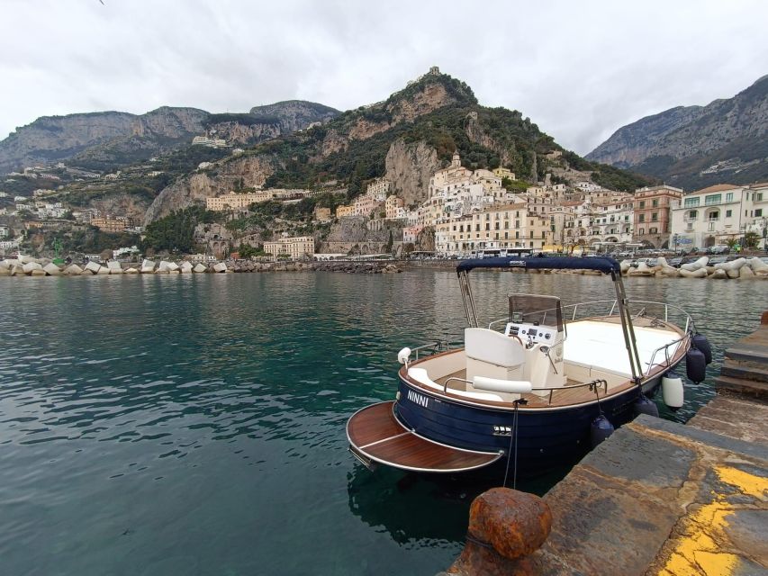 Tour in Barca da Amalfi un Viaggio da Sogno in Amalfi Coast - Where you meet: Darsena ad Amalfi and Piazza Flavio Gioia